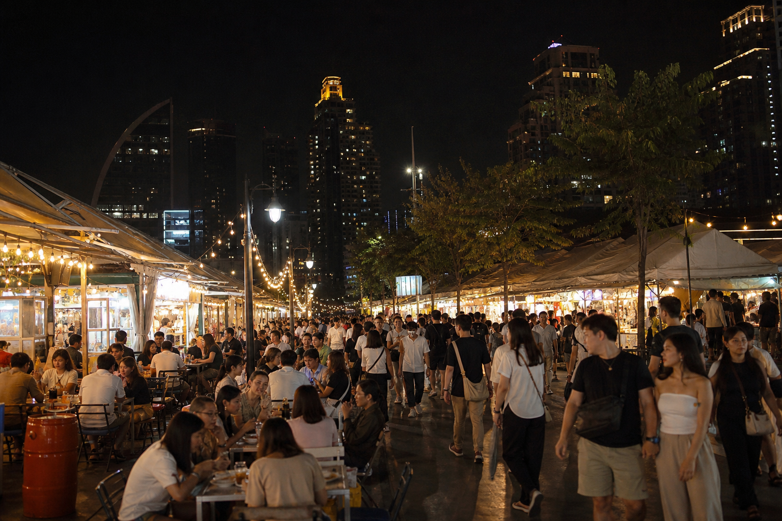 Crowds at Jodd Fairs night market in Bangkok
