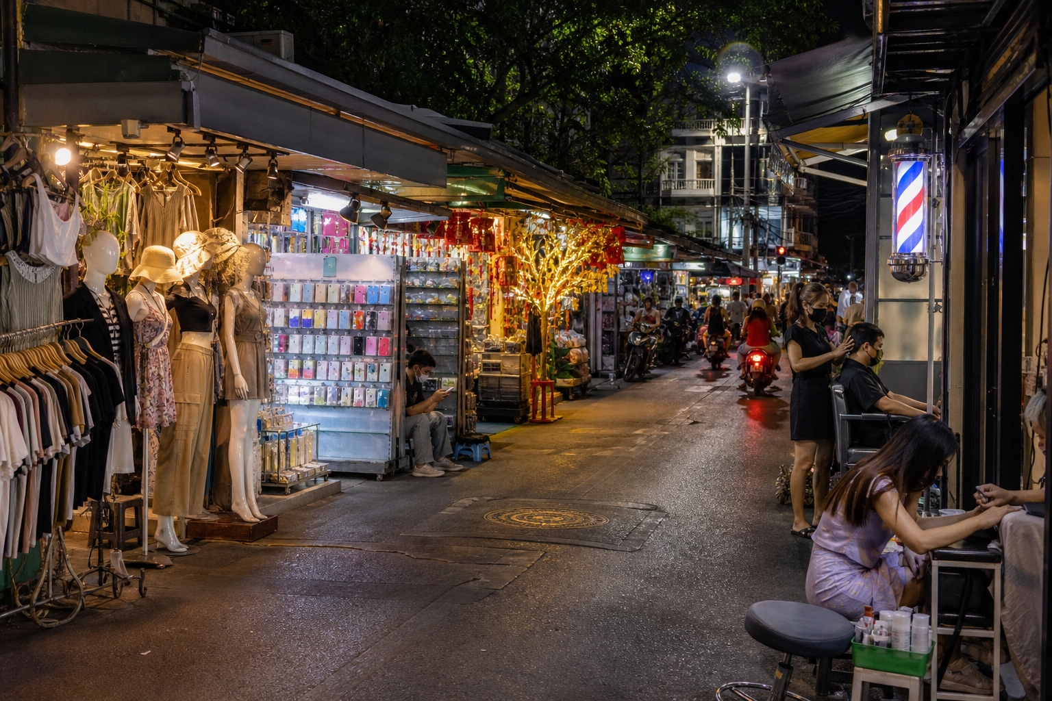 Shopping lanes at Jodd Fairs night market