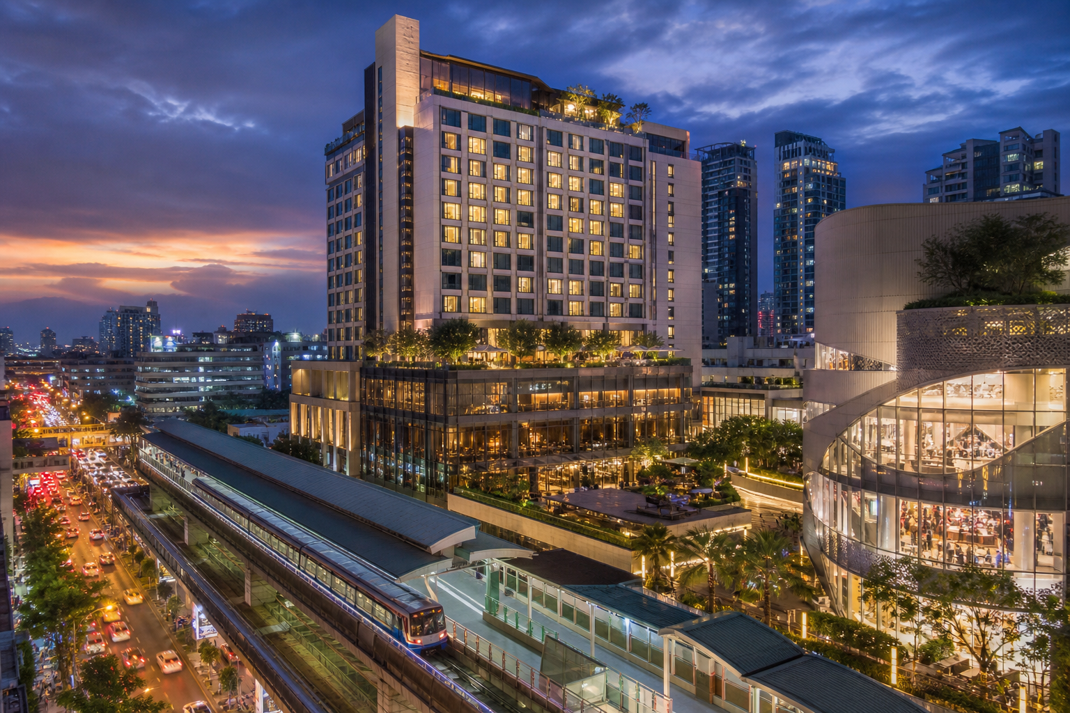 Bangkok Luxury Hotel and Nightlife Near the Malls