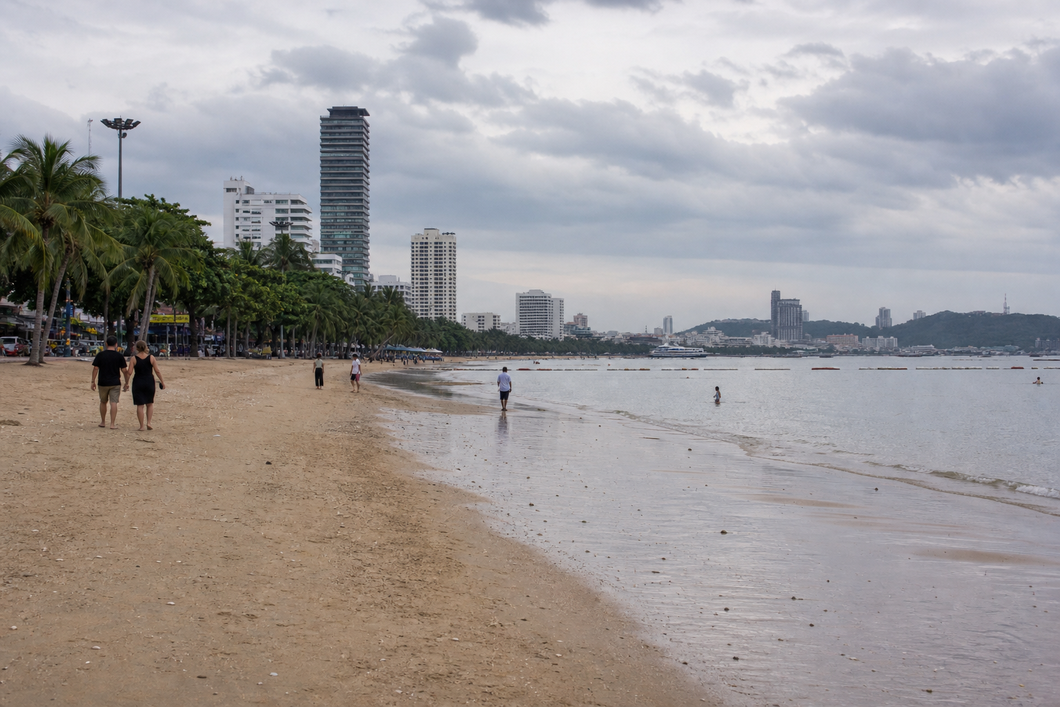 Pattaya Central Shore and Early Conditions