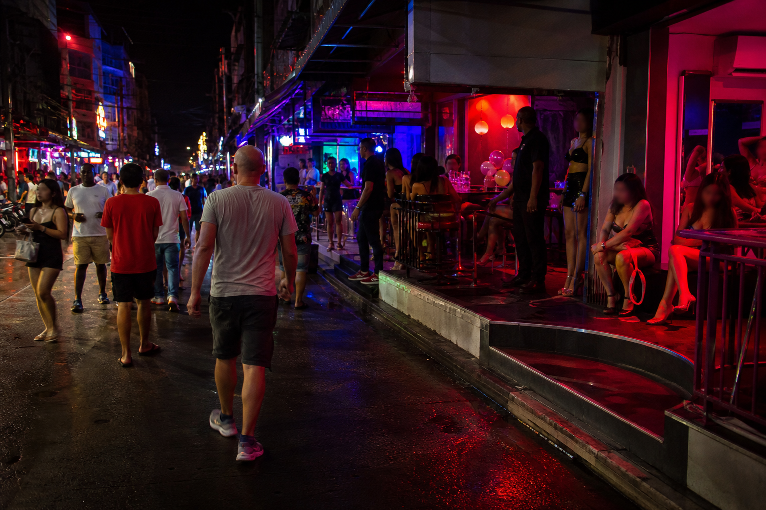 A first nighttime walk down Soi 6 in Pattaya